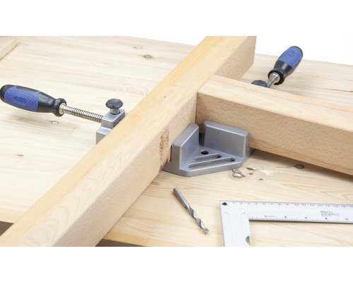 Träarbete med vinkelklämmor och skruvklämmor på en träyta