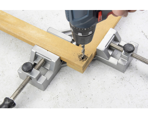 Hörnklämma med borrmaskin vid borrning av trä