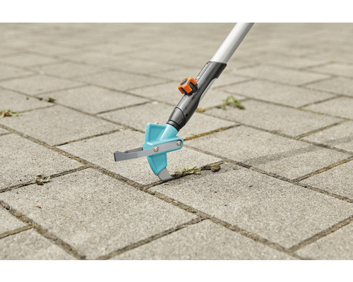 Fogskrapa som används på gatsten för att ta bort ogräs