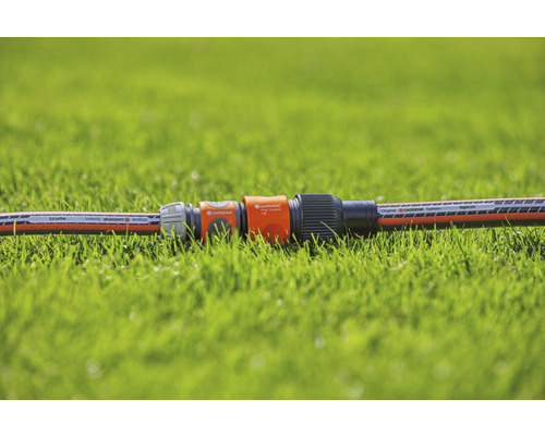 Gardena slangkoppling på gräs