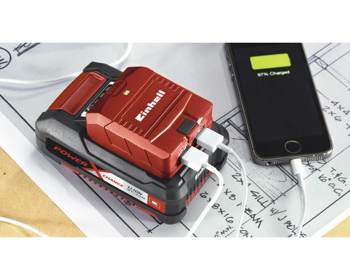 Einhell Power X-Change batteriadapter med två USB-portar och laddad smartphone