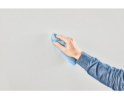 Rengöring av en vägg med en mikrofiberduk