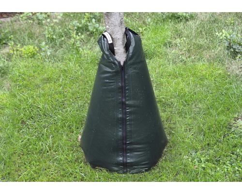 Trädskyddsväska med dragkedja på gräsmatta