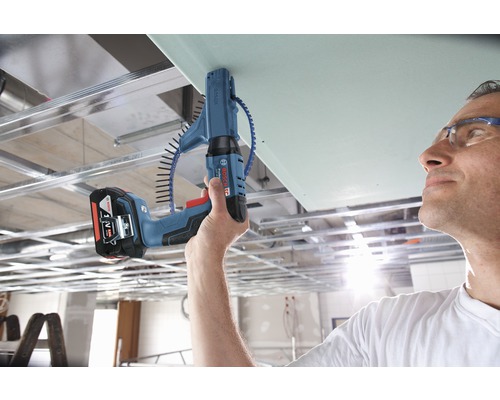 Hantverkare fäster gipsskiva i taket med en batteridriven gipsskruvdragare från Bosch