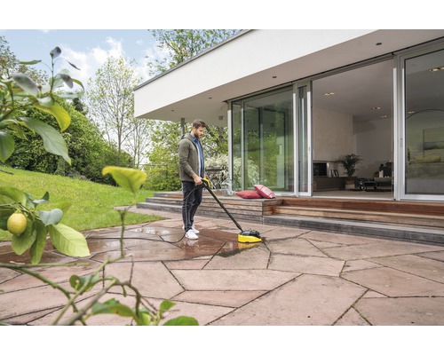 Man rengör terrass med en terrassrengörare