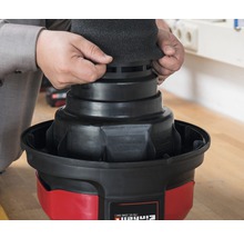 En man sätter ett filterskum på en Einhell dammsugare.