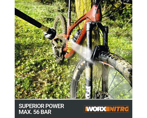 En mountainbike rengörs med en högtryckstvätt. Worx Nitro logotyp.