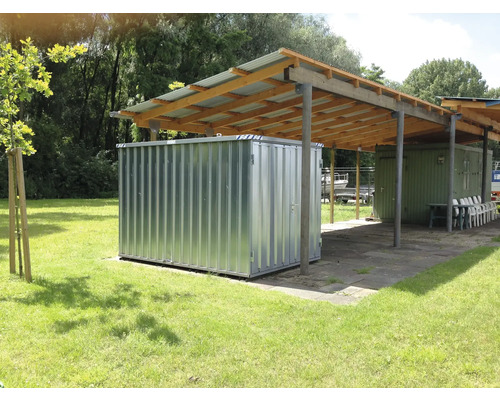 Metallförråd under ett skydd utomhus