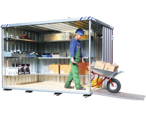 Rymlig förvaringscontainer i metall med hyllor och en person med skottkärra