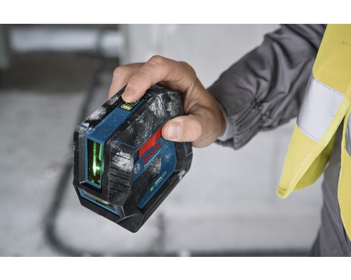 Hand håller Bosch Professional linjelaser
