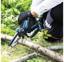 Makita batteridriven grensax används för att såga en gren.