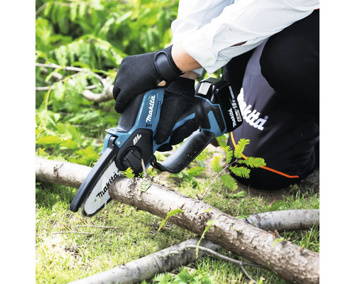 Makita batteridriven grensax används för att såga en gren.