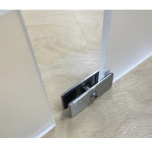 Detaljbild av en glasplattfästning med glasklämmor