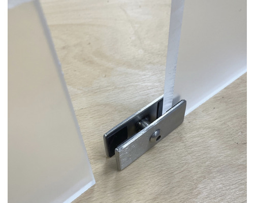 Detaljbild av en glasplattfästning med glasklämmor