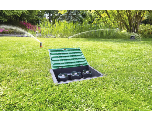 Nedgrävt sprinklersystem i trädgården med gräsmatta