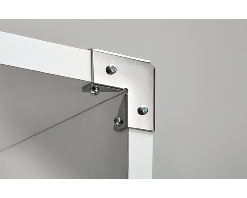 Detaljbild av en metallhörnanslutning för en hylla, fastsatt med skruvar