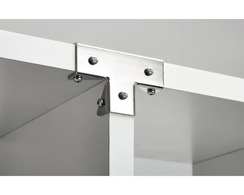 Detaljbild av en T-vinkelförbindning i metall med skruvar på en hylla