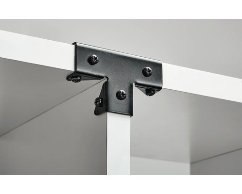 Detaljvy av en hylla med T-formade hörnstycken och skruvar för fastsättning.