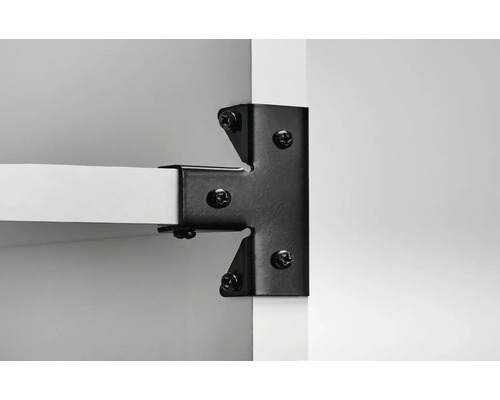 Närbild av en hylla med vinkelbeslag för fastsättning