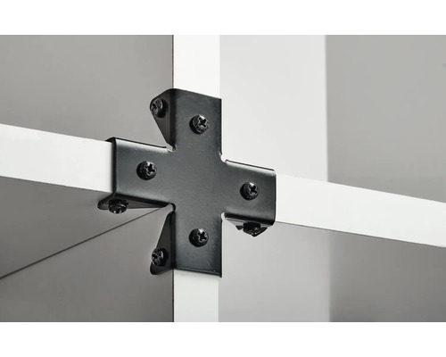 Närbild av en hyllkonstruktion med svart kryssanslutning och skruvar