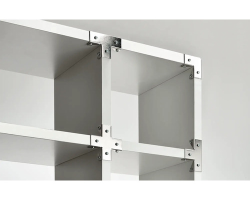 Detaljvy av en vit hylla med metallvinklar