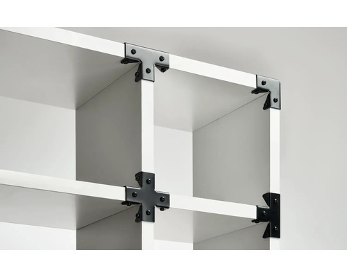 Detaljbild av en vit hylla med svarta hörnkontakter