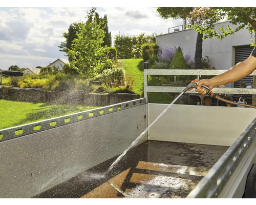 Rengöring av en släpvagn med en trädgårdsslang och sprutpistol