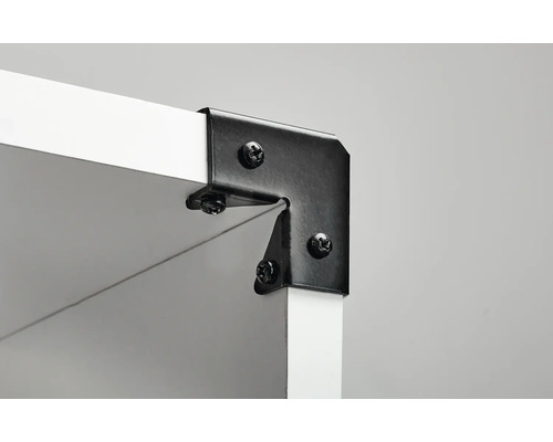 Detaljvy av ett hörnskåp med svart vinkelbeslag och skruvar