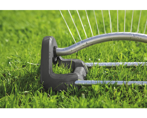 Grässprinkler i drift på en grön yta