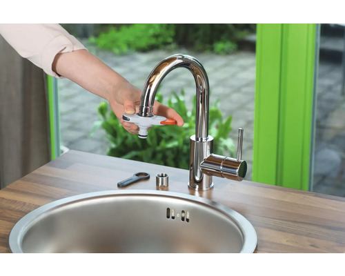 Vattenkran med anslutningsstycke för trädgårdsslang monterad på diskbänk