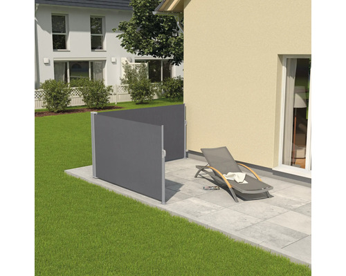 Utdragbar sidomarkis på en terrass med solstol som avskärmning och vindskydd