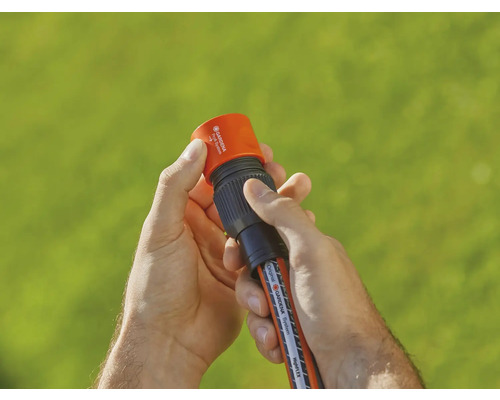 Trädgårdsslanganslutning i händer