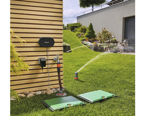 Trädgårdsscen med bevattningssystem med styrenhet, vattenkrananslutning och infällbar fyrkantig sprinkler