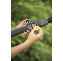 Närbild av en person som monterar ett bevattningssystem