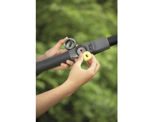 Närbild av en person som monterar ett bevattningssystem