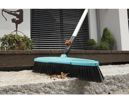 Trädgårdskvast med skaft för rengöring av utomhusytor
