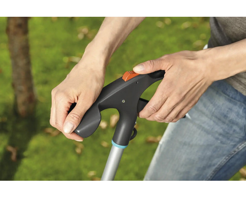 Närbild av en person som använder en gripare