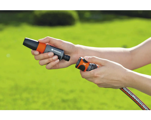 Person som ansluter Gardena trädgårdsslangkopplingar.