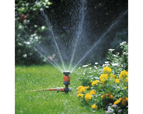 Trädgårdsspridare i drift på en gräsmatta