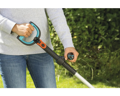 Person håller en ogräsjärn med handtag och grepp.