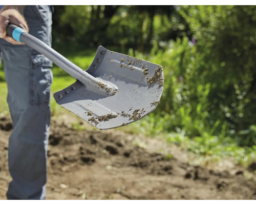 Trädgårdsspade med jord