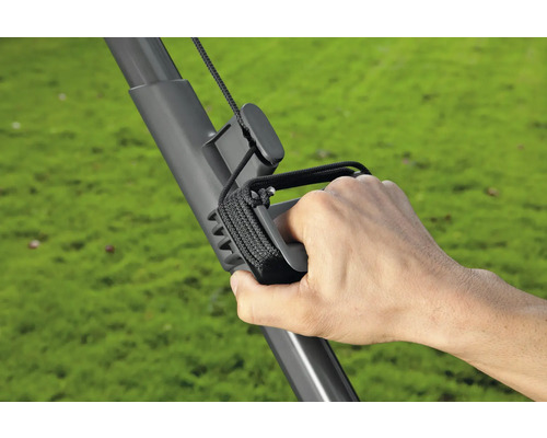 Hand håller gräsklipparhandtag