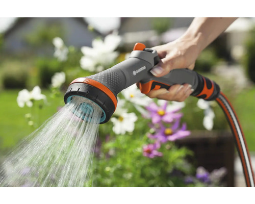 Trädgårdsslangsprutmunstycke som används för trädgårdsbevattning