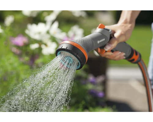 Trädgårdsdusch som används för att vattna växter