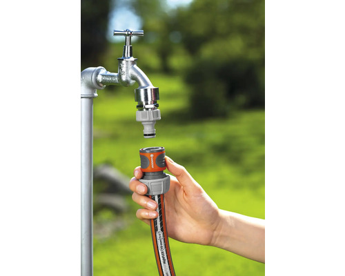 Trädgårdsslang ansluts till en vattenkran