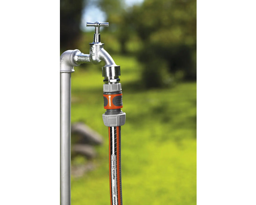 Trädgårdsslanganslutning till vattenkran i trädgården