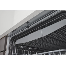 Interiör av en diskmaskin med korg