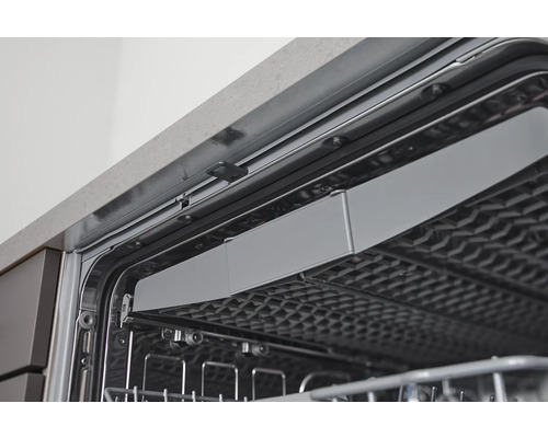 Interiör av en diskmaskin med korg