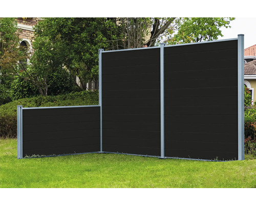 Insynsskydd i trä och metall i trädgården