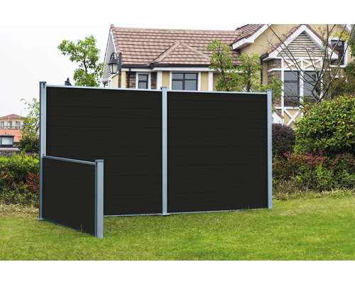 Trädgård med insynsskyddsstaket av trä och metallstolpar